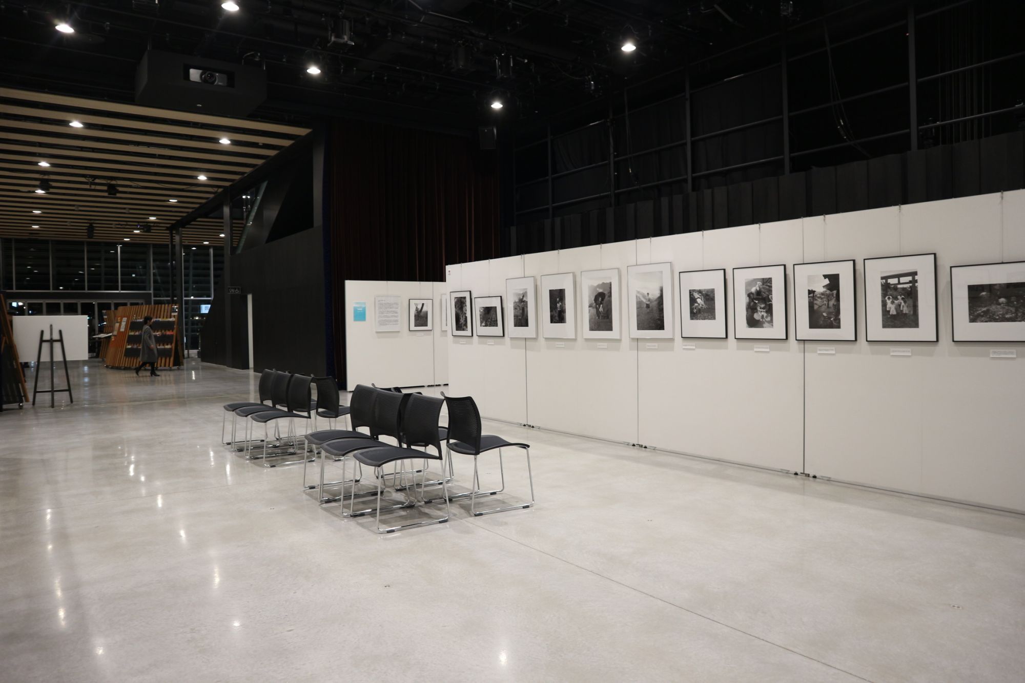 信毎メディアガーデン 塚原琢哉写真展 と 全国地方紙元旦号展 珈琲 月夜 新まつもと物語