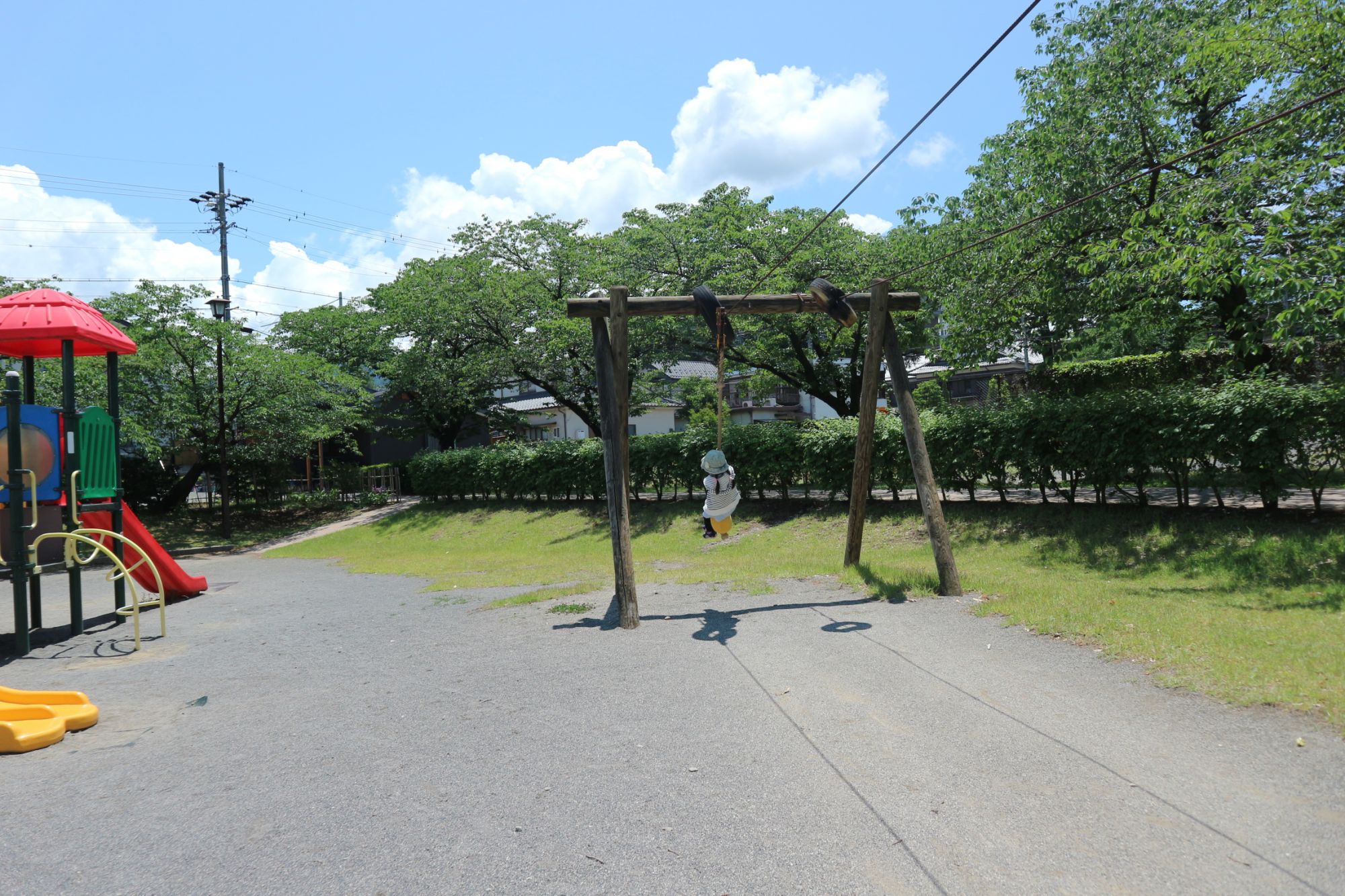 子供と遊べるあがたの森公園でブランコ楽しいな 新まつもと物語