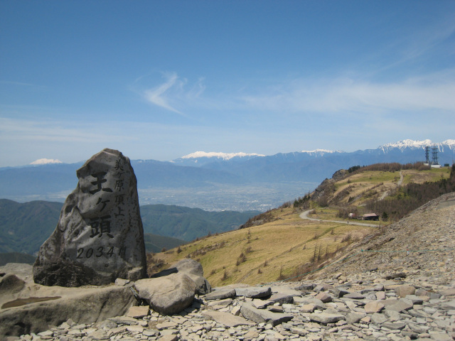 美ヶ原　王ヶ頭の石碑と遊歩道