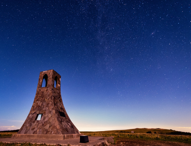 美ヶ原高原　美しの塔と星空
