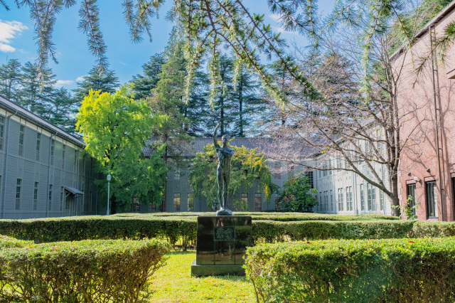 あがたの森文化会館　中庭