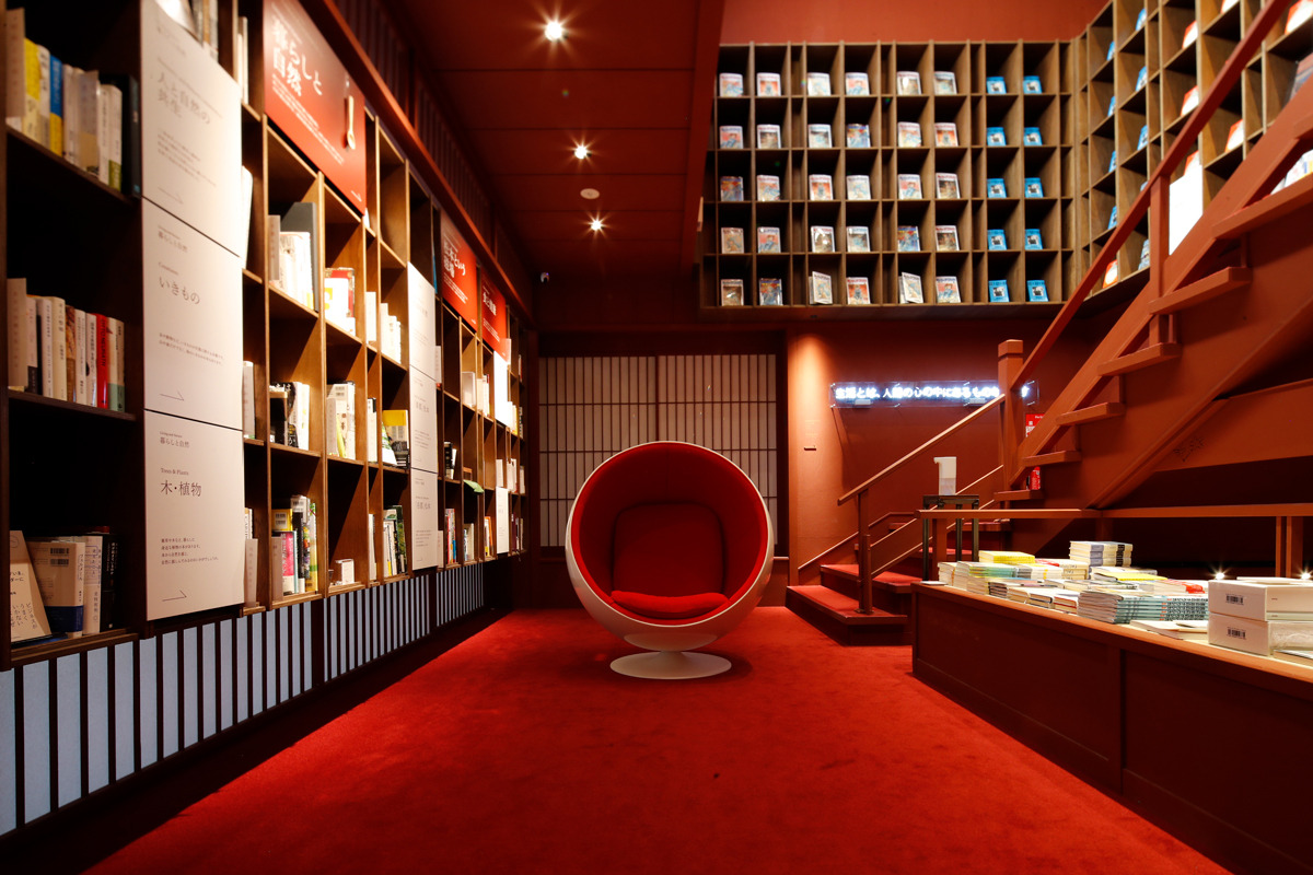 A comfortable space where you can spend your time as you wish, surrounded by books.