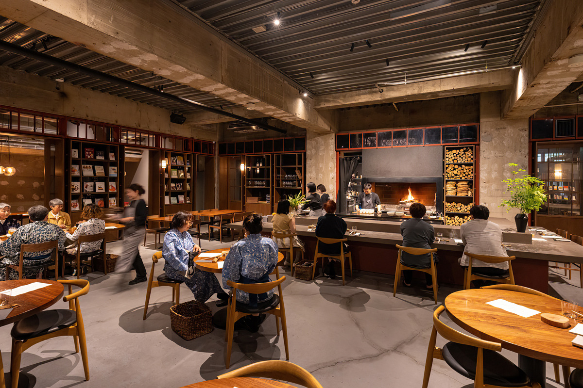A restaurant unique to Matsumoto Honbako, lined with bookshelves.