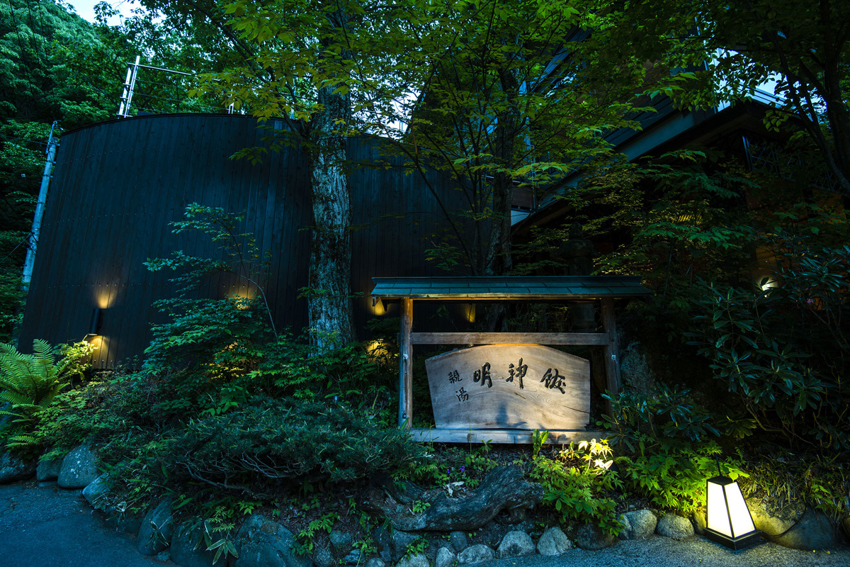 A long-established inn in Tobira Onsen, quietly nestled in an untouched forest.