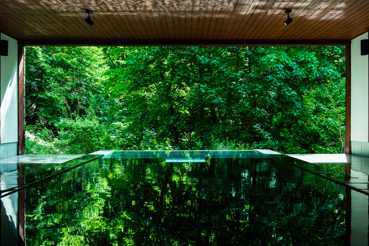 The ever-changing seasons reflect upon the surface of the standing bath Setsugekka.