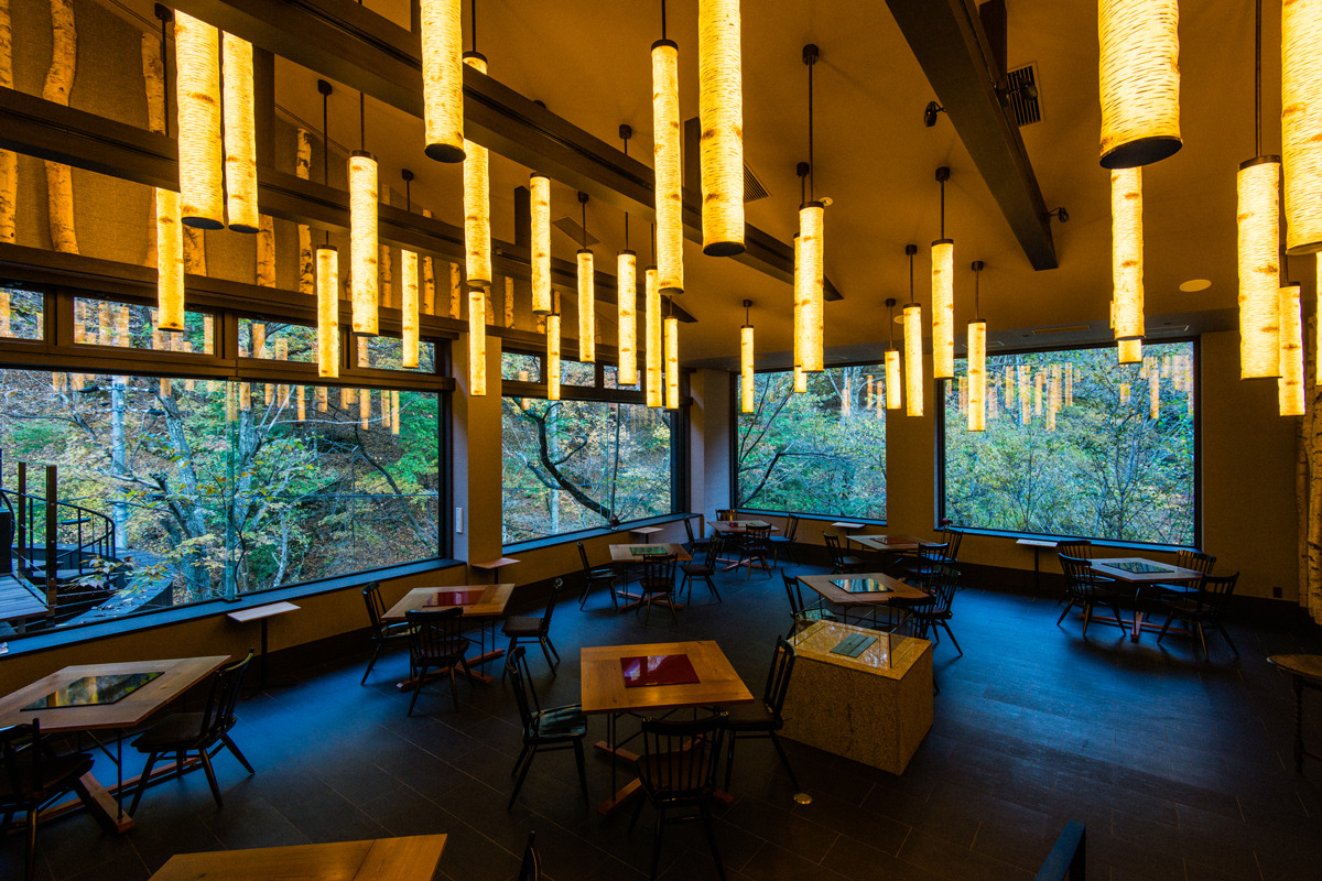 A dining room where the views and the soft light leave a lasting impression.