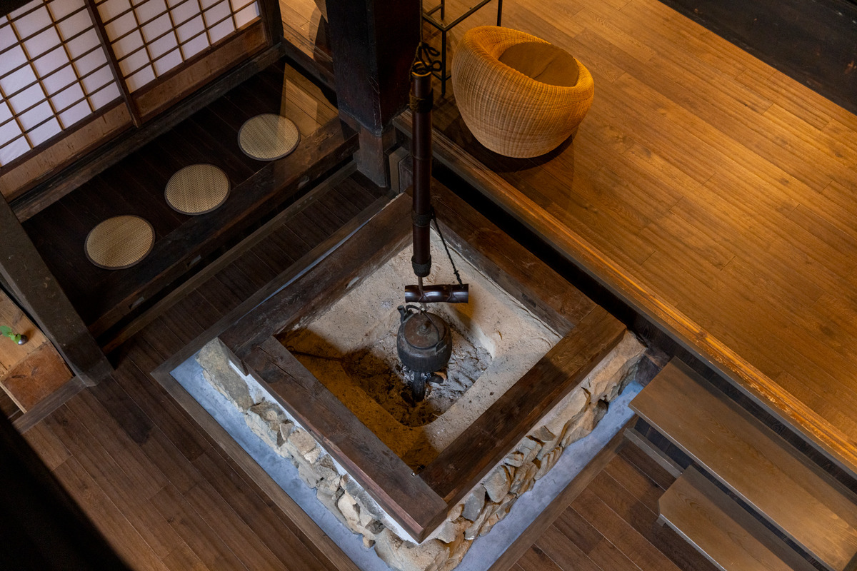 An irori hearth that evokes the spirit of traditional satoyama life.