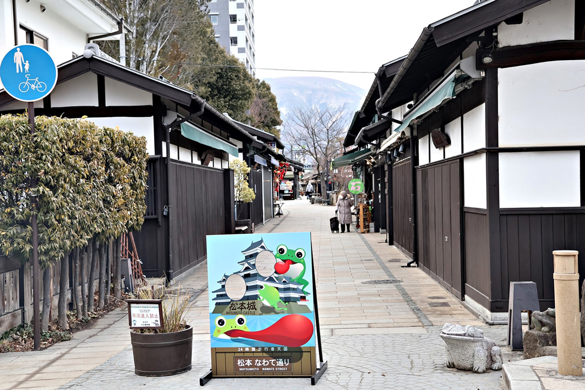 カエルは繩手通りのシンボル