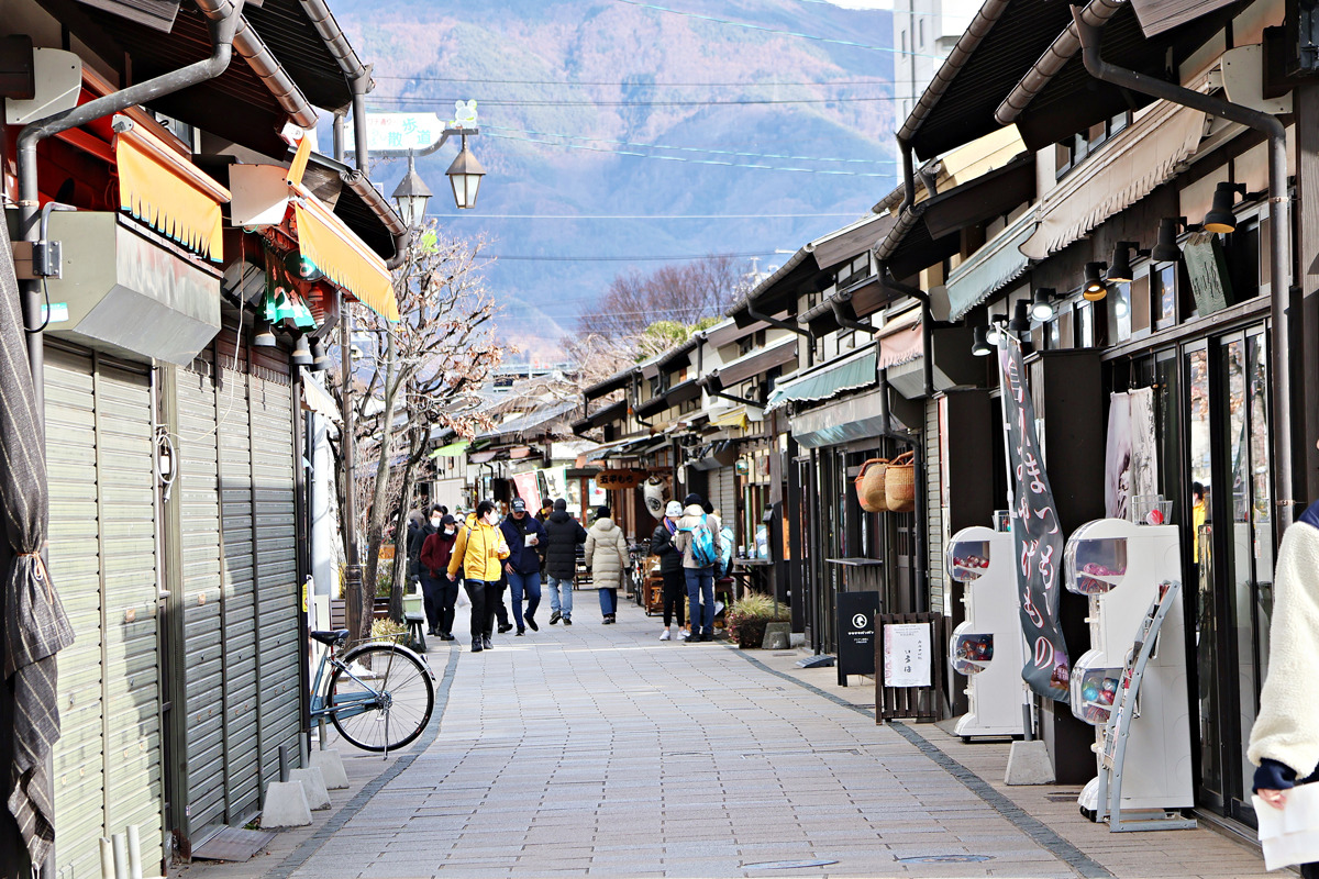 ユニークな土産店が並ぶ縄手通り