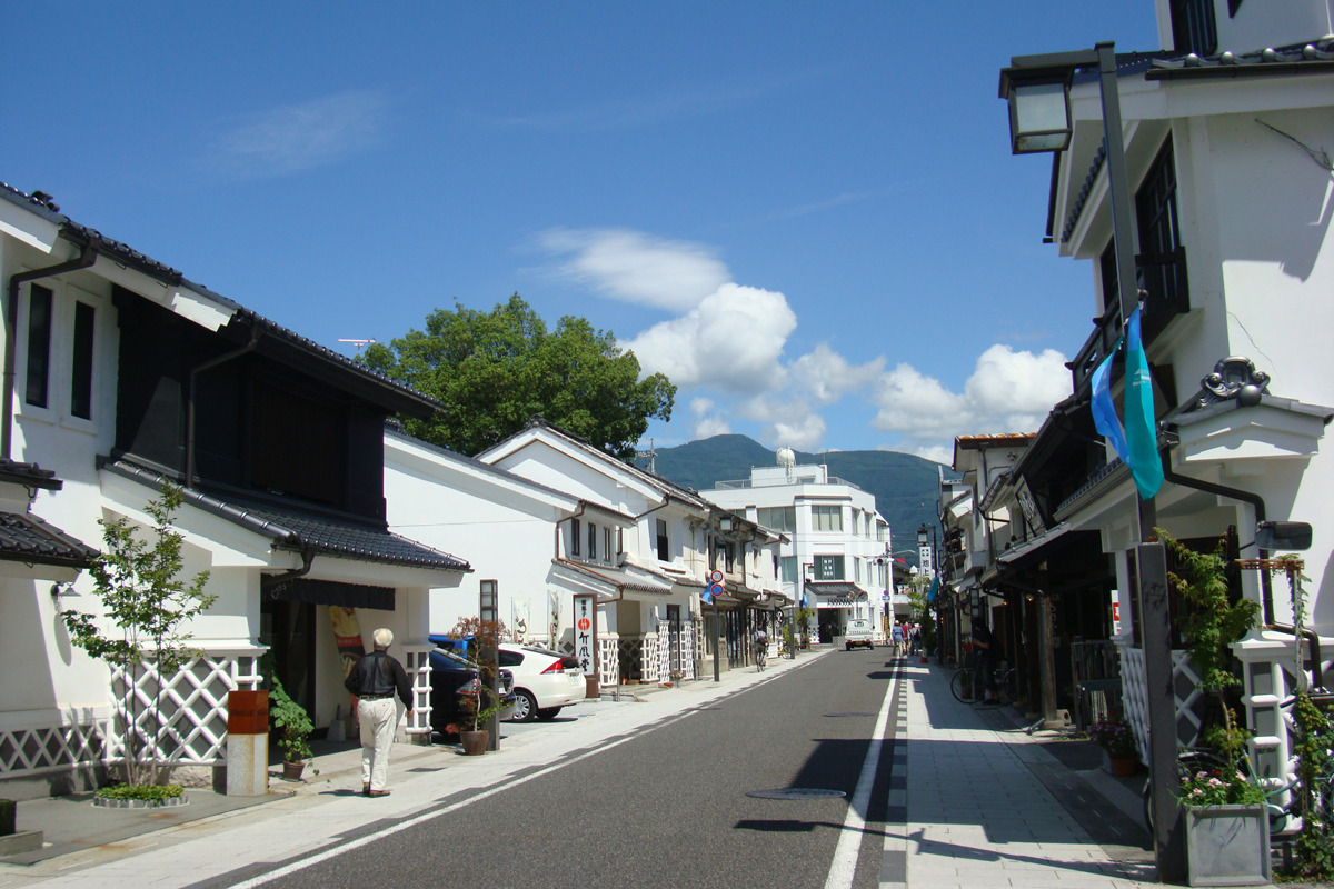なまこ壁の建物が並ぶ中町通り