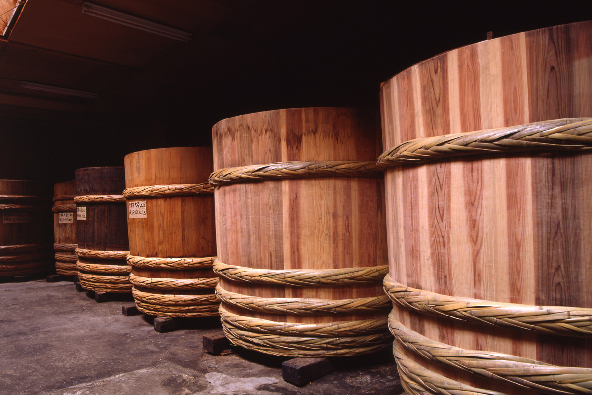 石井味噌では、木桶を用いた天然醸造を続けている