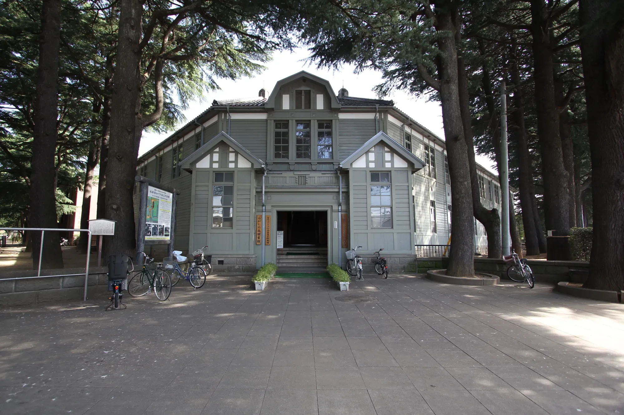 本館入口は道に近く街に開かれた隅入りです。 マンサード屋根や窓の配置など機能的で親しみやすいデザインとなっています。