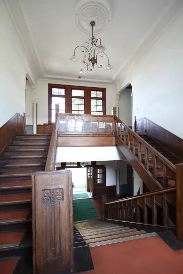 玄関を入ると階段が出迎えます。二階の窓からは正面に北アルプス連峰常念岳が望めます。信州松本の景観を意識的に取込んでいると思われます。