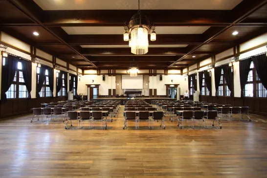 講演会や講習会の会場としても使える講堂内部。セイジ・オザワ・松本フェスティバルのコンサート会場にも利用され、このようなホールを身近に使用できる松本市民は幸せです。