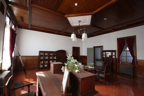 緊張感漂う復元された校長室。見学無料です。