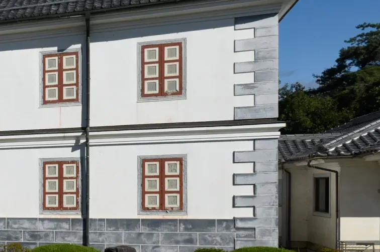 西欧では建物の角を硬い石で補強します(コーナーストーン)ところが機能とは無関係に漆喰塗で仕上られています。