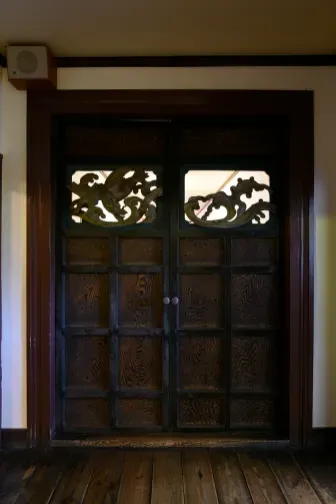 廃仏希釈にあったお寺の桟唐戸を使ったとか・・・。何となく寺子屋の雰囲気を感じます。