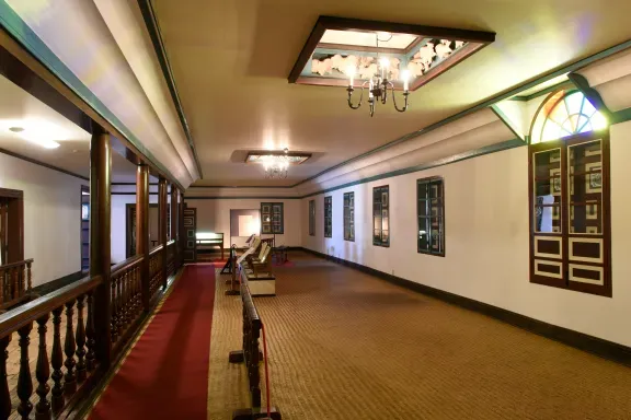 2階講堂 床の敷物は一枚仕立のスズ竹細工(昭和 38 年~39 年の移築工事に造られた)