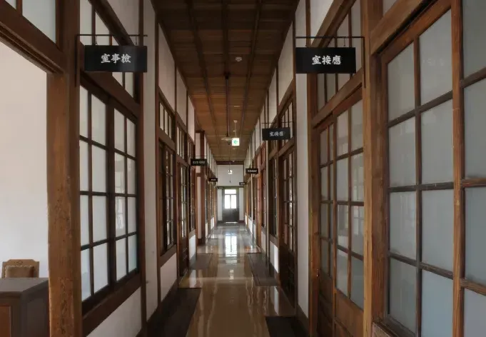 廊下を挟んで両側に執務室が配置(中廊下型)されています。畳から机と椅子で執務を行う西洋式に変わった和洋折衷の平面構成。