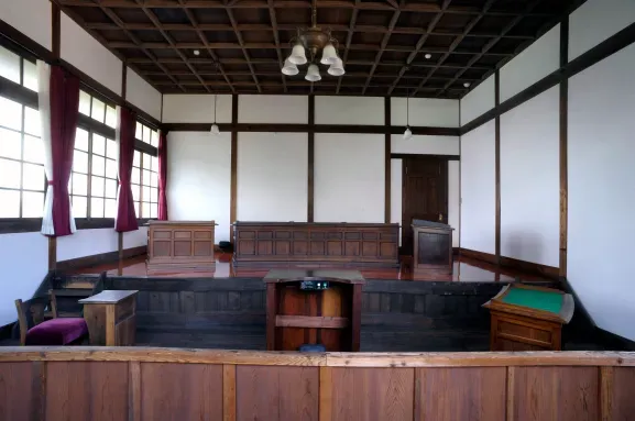 支部訴廷 裁判官と被告の高低差は経験したくない位置関係です。