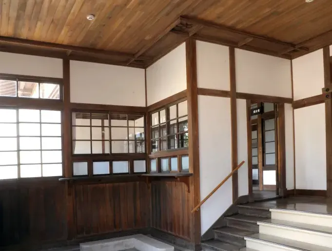 受付窓口が異様に高い位置にあり、上から見下ろされる構造。抵抗するエネルギーはここでそがれます。