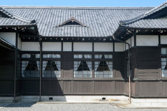 真壁造りで腰壁は板張りです。小屋裏換気用のドーマー屋根や執務室を明るくするための連続した木製ガラス格子戸は近代和風の特徴の一つです。