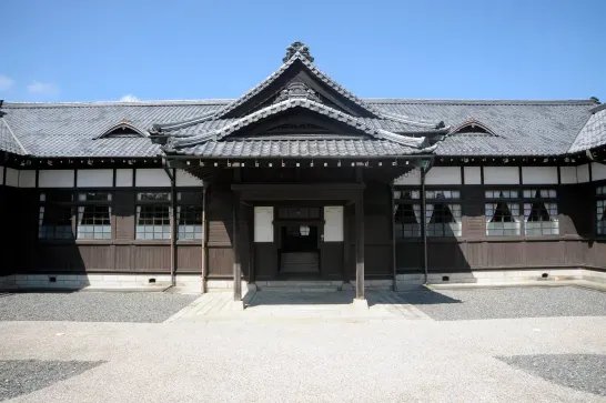 正面の車寄せの屋根は千鳥破風とムクリのついた入母屋造りの二重屋根で神社仏閣のように遊びが無い奉行所のような権威付けが漂います。