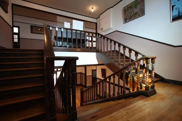 玄関正面の階段室。 階段の踏み板は桜の一枚板。何人の生徒が上り下りしたか・・すり減った板に歴史を感じます。