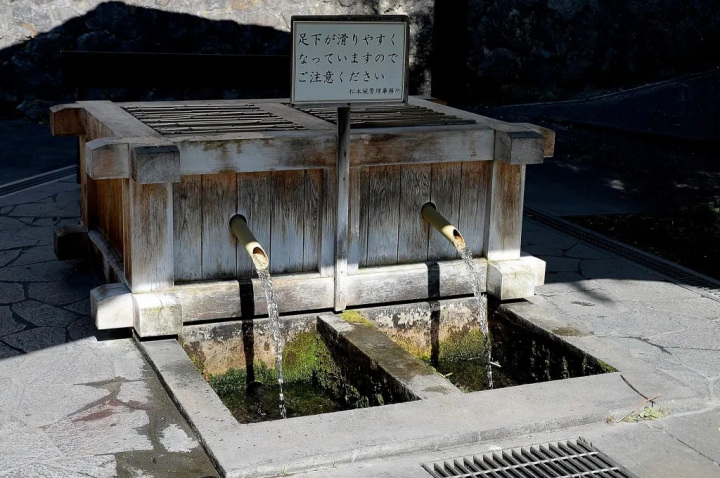 【松本は水の郷 おすすめ水巡り】お堀の水をたどる