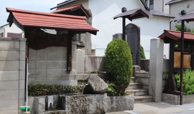 まつもと湧水巡り「伊織霊水」農民一揆「加助騒動」救済に尽くした松本藩士鈴木伊織の墓所前の井戸