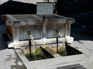 お堀の水をたどる