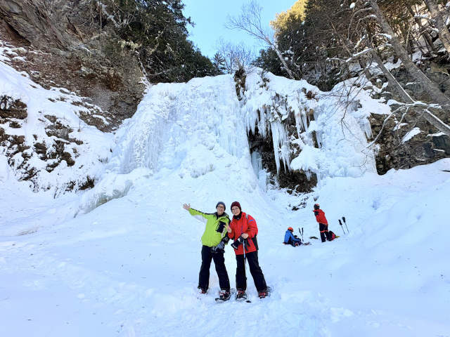 “Frozen Water Fall” Snowshoe Trekking Tour