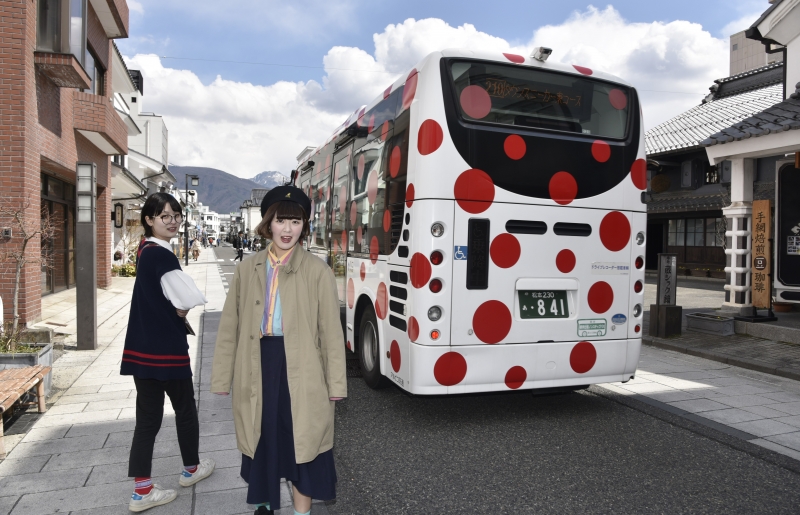 841(草間彌生)バス（3）