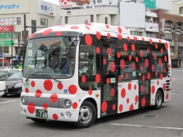 841(草間彌生)バス（1）