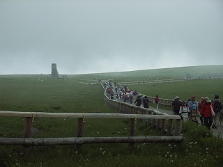 美の塔と観光客の波