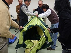 テント組み立て中
