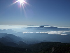 富士見岳の下で東を眺める