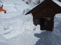 雪に埋もれるトイレの建物