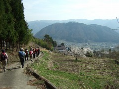 登山口の下