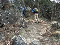 ロープの張られた登山道