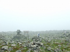 中央に神社
