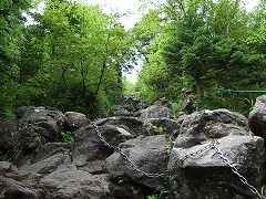 大きな岩と鎖