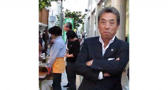会場になかった案内チラシをチョット待ってください！と言って3分で追いかけてきて私に渡した男！
