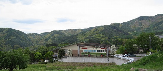 松本市図書館中山文庫のバスと折井英治さん