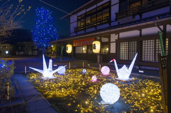 Japanese-style illumination of origami cranes and Matsumoto temari balls, made and played in the castle in Edo period.
