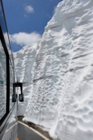 春山バスと雪の壁