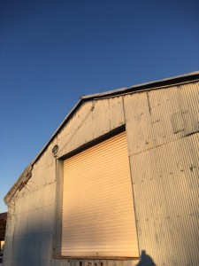 川沿いの倉庫