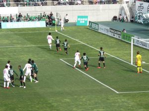 攻め上がる千葉の選手たち