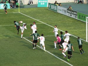 競り合う三島選手