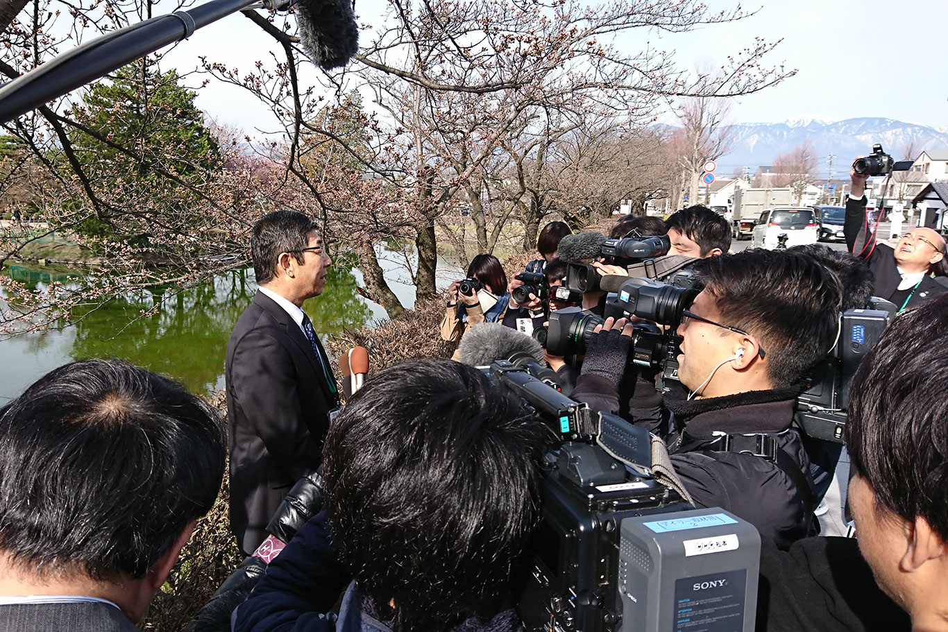 報道陣を前に桜の開花を宣言する松本城管理事務所の中嶋所長